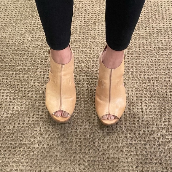 Guess Natural Leather Heels with Strap Size 7M these are gently worn.Very soft. - Picture 3 of 15